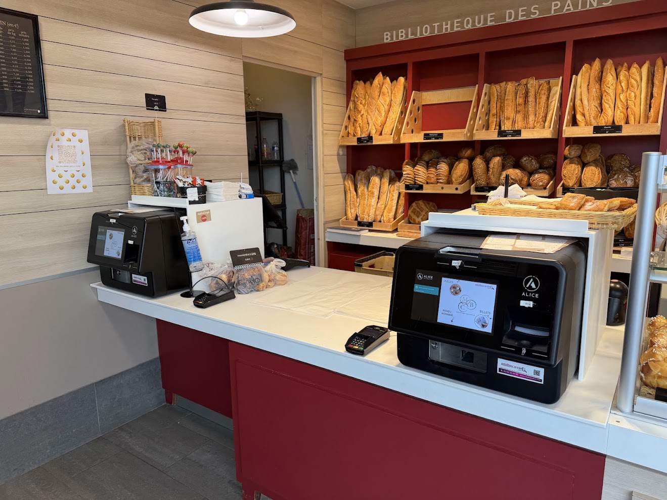 Monnayeur automatique ALICE installé au comptoir d'une boulangerie