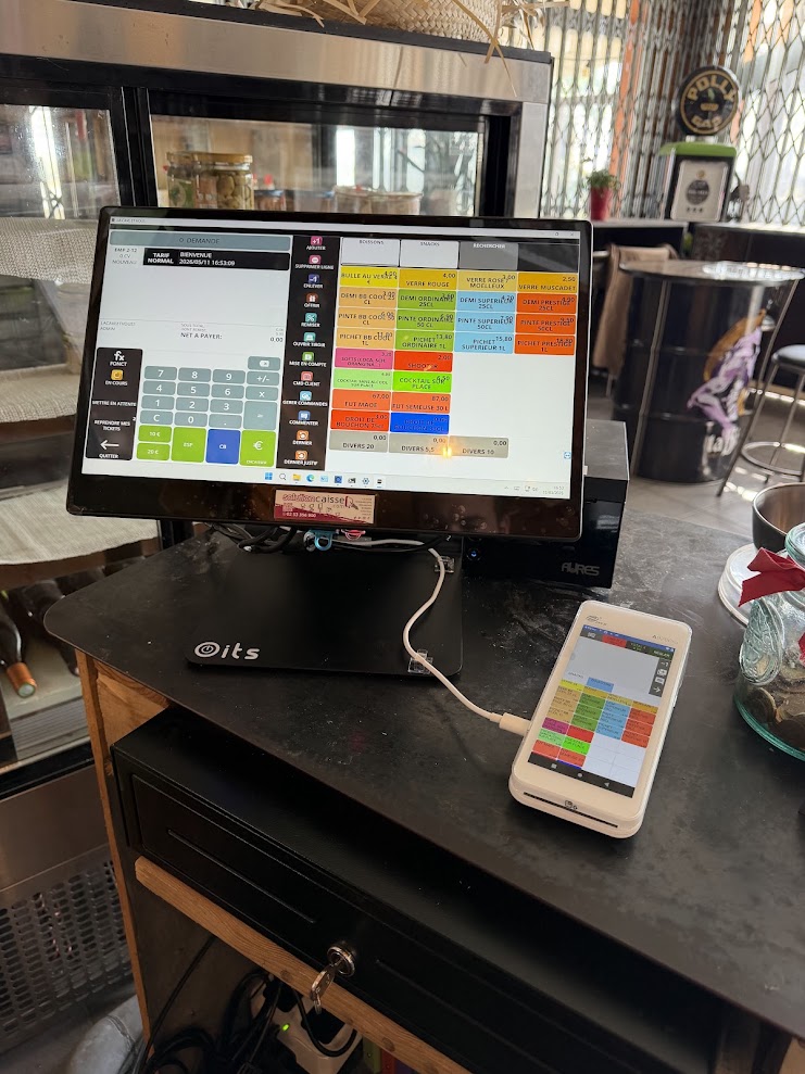 Caisse tactile et terminal de paiement reliés sur un comptoir de bar