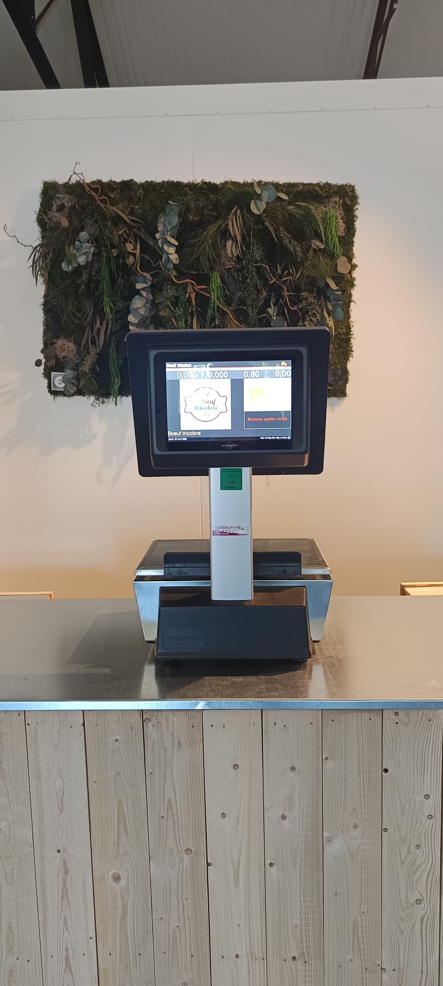 Comptoir équipé d'une balance BM5 ARM, d'un tiroir-caisse et d'un TPE